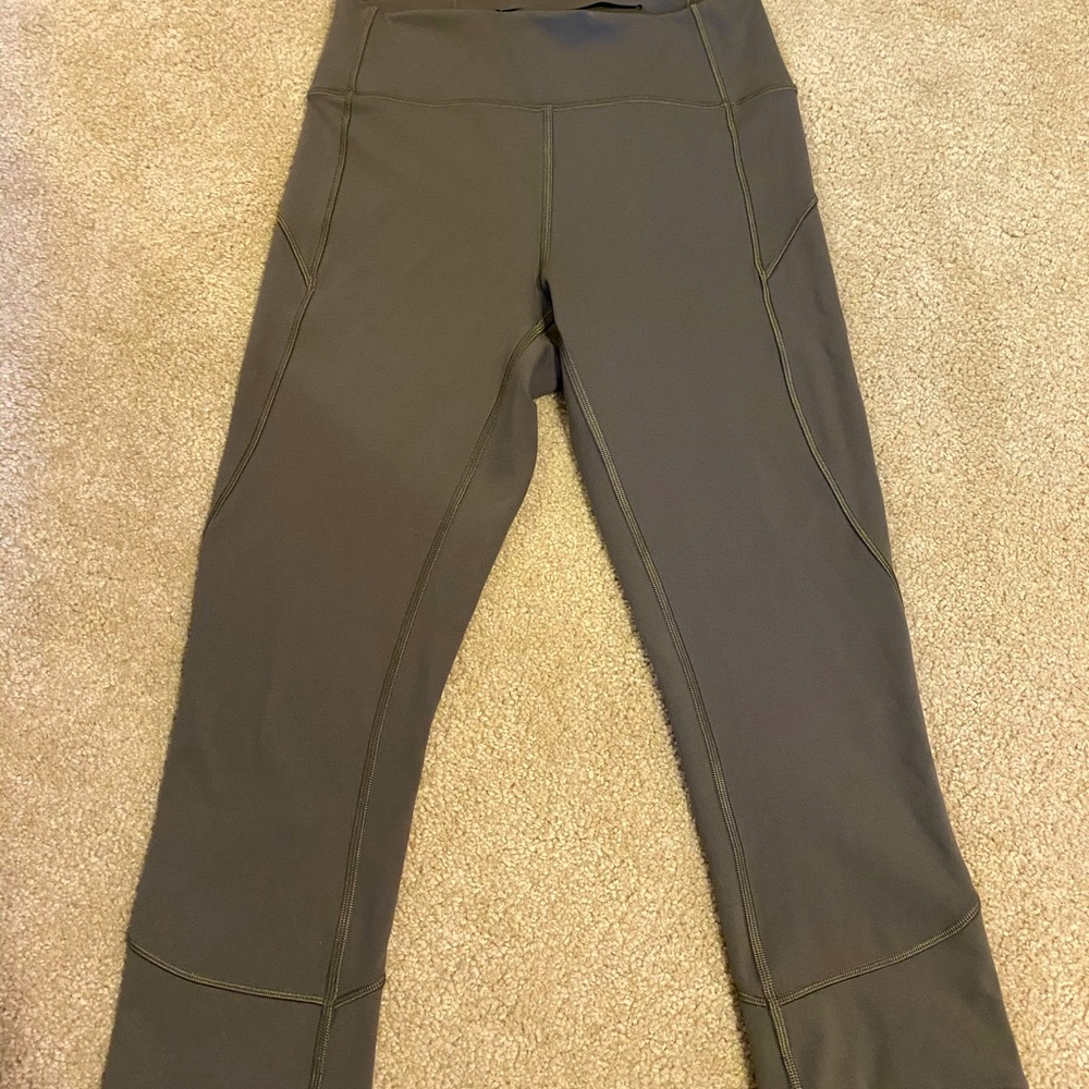 Lulu Lemon Sage Green Size 6 leggings Never Worn